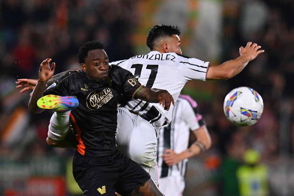 国米官方：阿切尔比右大腿股二头肌拉伤，据悉将缺席一个月